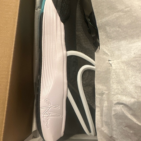 Nike Kyrie 8, boys size 3y - Picture 7 of 9